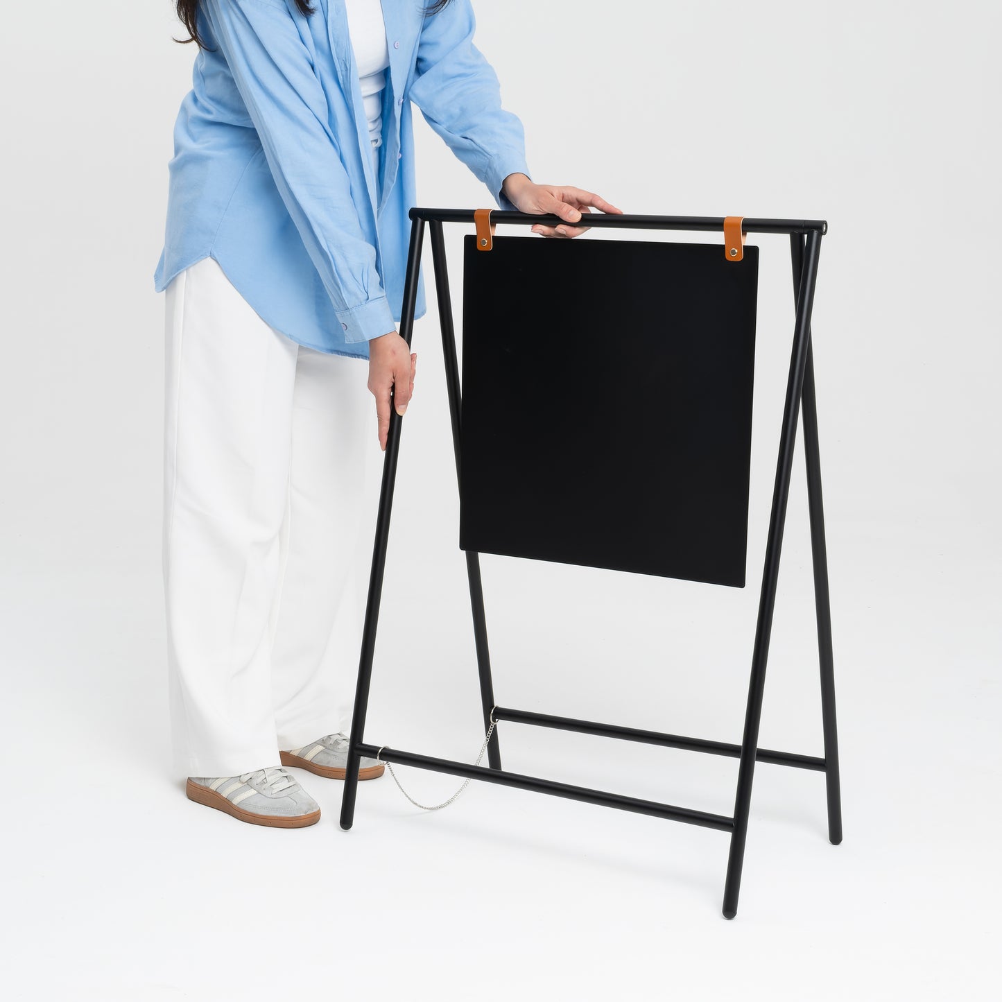 Crafted with a durable metal frame, this A-frame sign stands up to daily use and varying weather conditions.