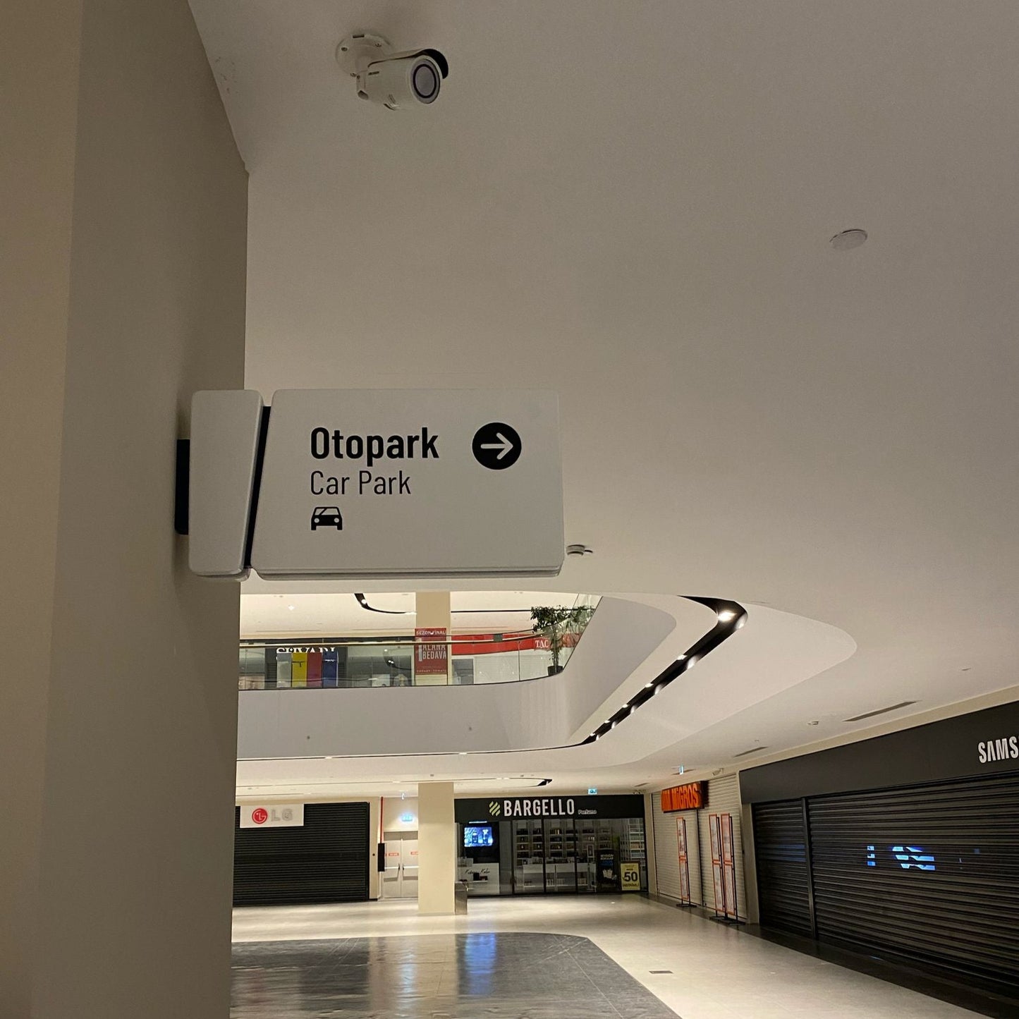 Directional sign pointing to 'Otopark Car Park' in a modern indoor setting.