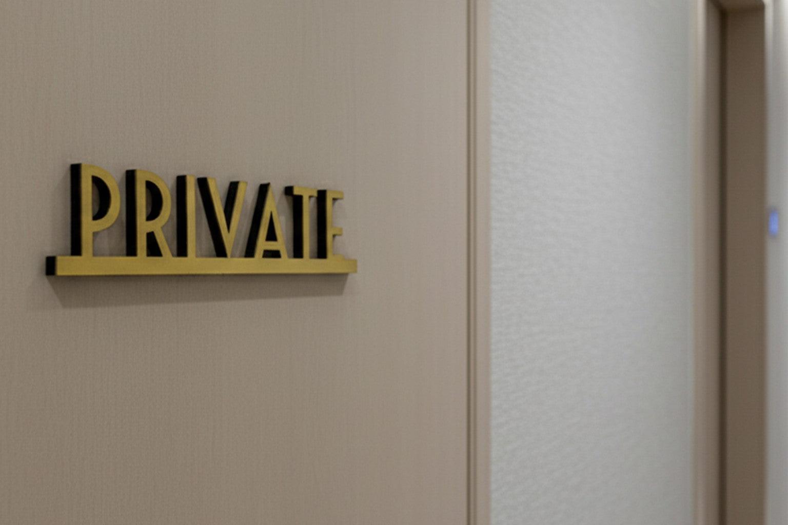 Private Room Direction Sign – Clear Elegant Wayfinding - Adroniki
