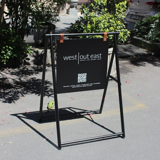  A versatile sign for cafés, shops, and events – personalize it your way.
