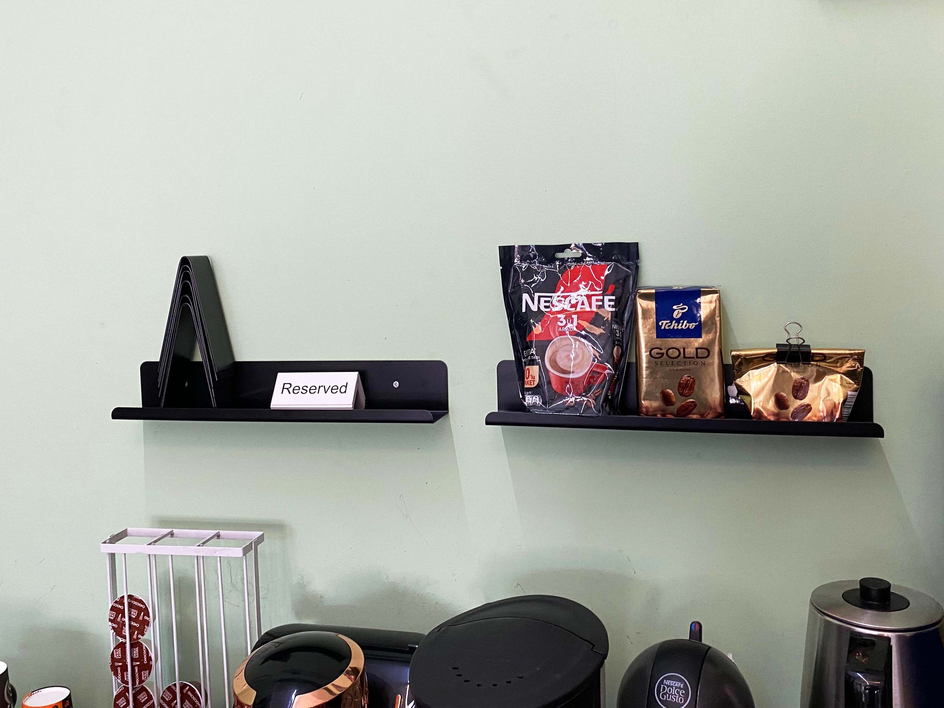 Maximize wall space while adding a touch of sophistication with our wall-mounted metal shelves. Perfect for organizing books, décor, and kitchenware, these durable shelves combine style and functionality. Customizable in size and color, they seamlessly blend into any space, whether it's at home, in a café, or an office. Choose quality and efficiency for your organizational needs.

