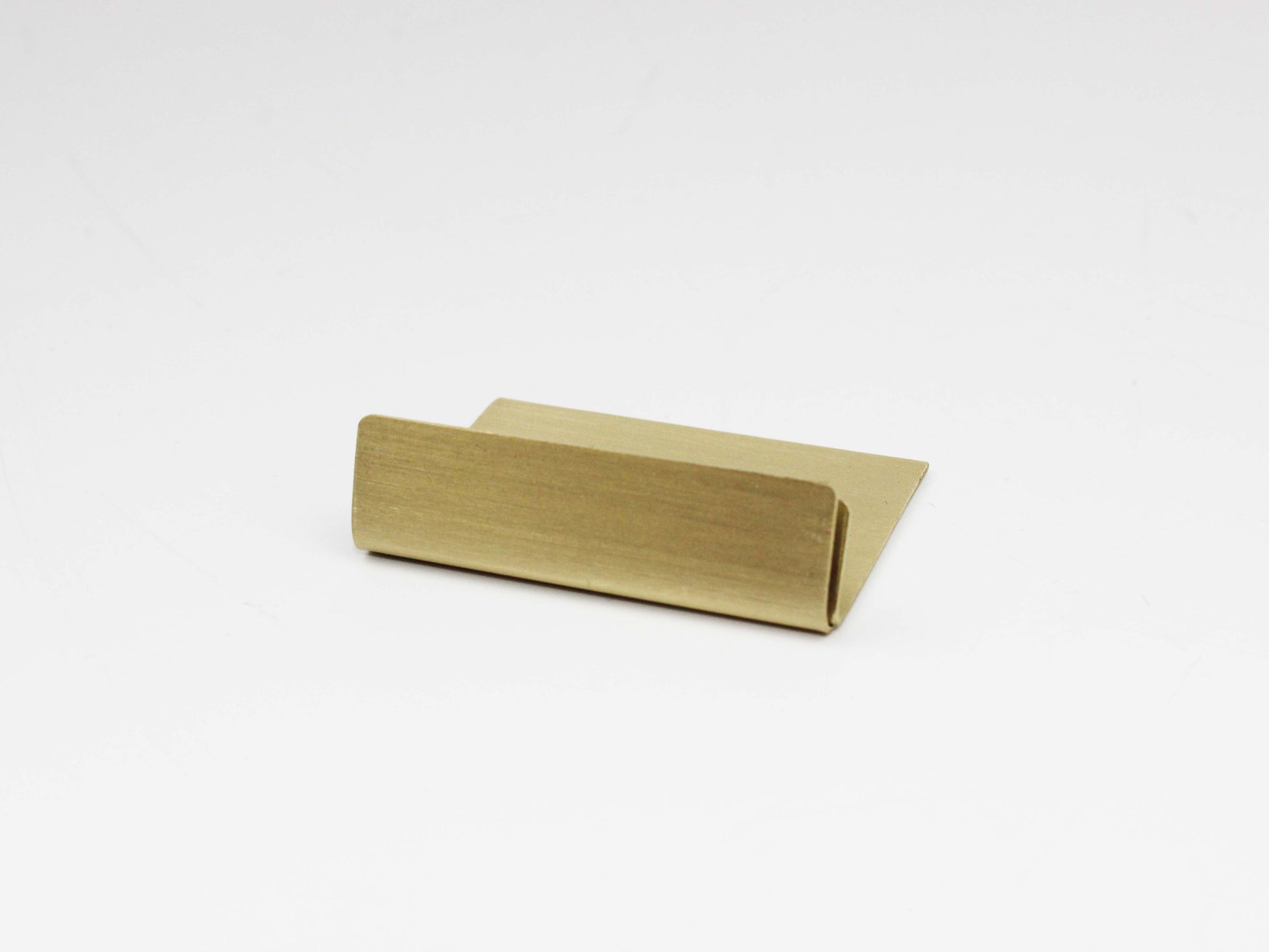 Enhance your product presentation with the brass price tag card holder. Thanks to its durable and sleek design, it helps keep price labels organized while blending seamlessly into any decor.

