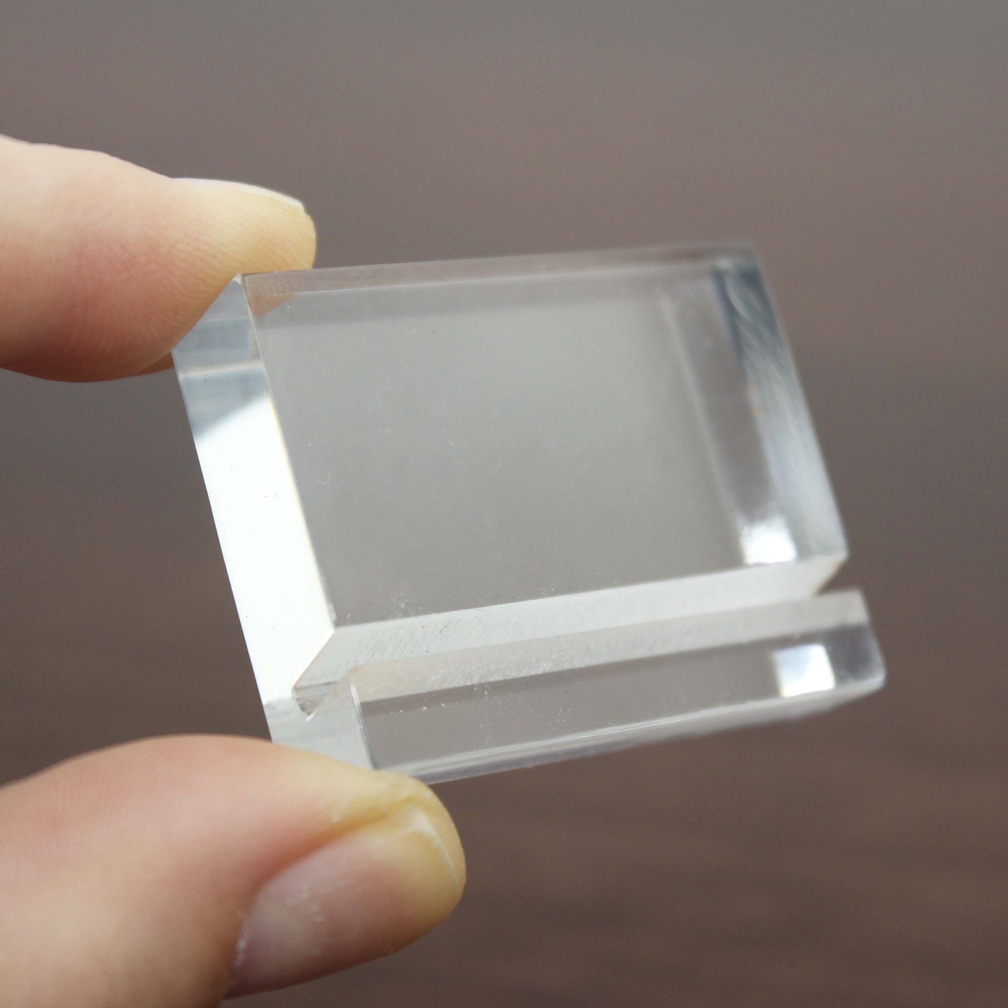 Use a table card holder to organize events, marking tables or displaying numbers with style and ensuring easy identification at weddings or corporate meetings.

