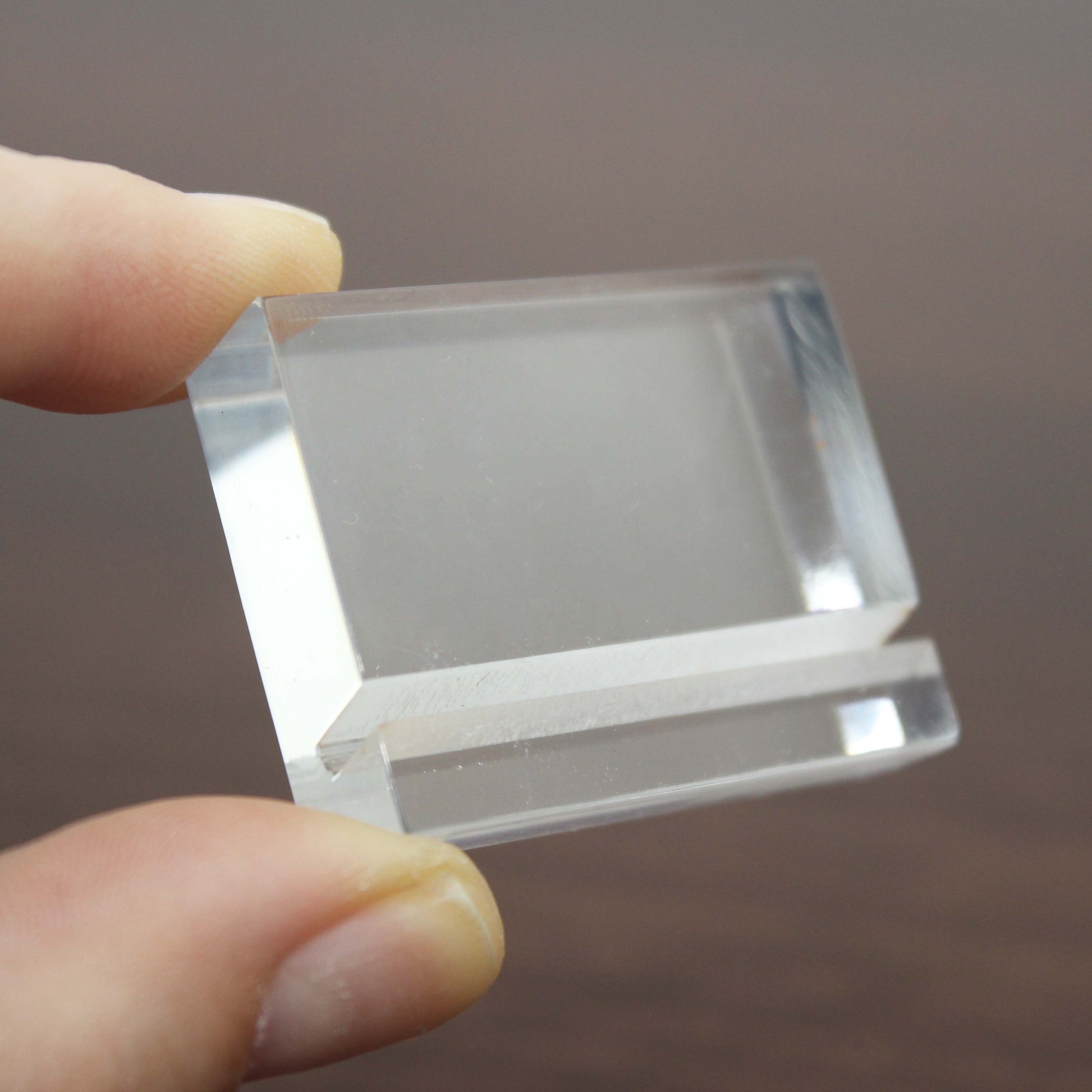 Use a table card holder to organize events, marking tables or displaying numbers with style and ensuring easy identification at weddings or corporate meetings.

