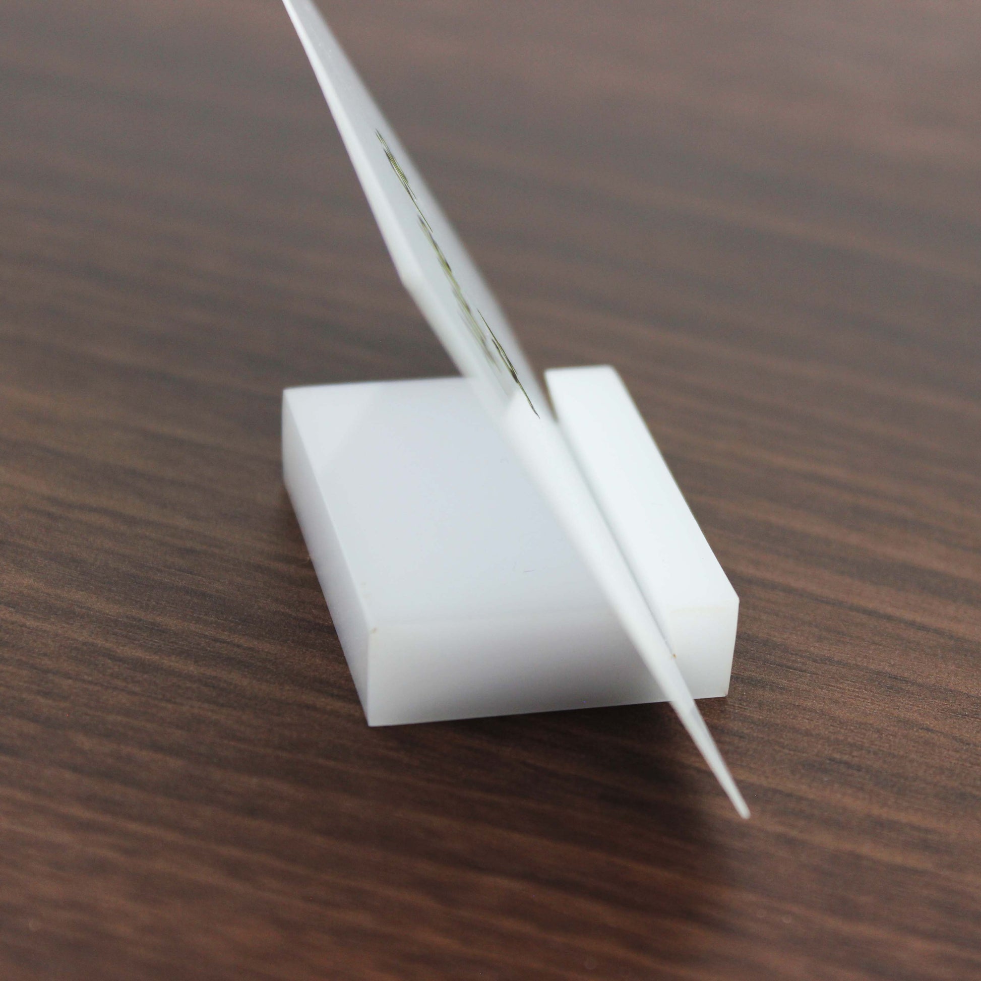 A sturdy and durable table card holder ensures that event attendees can easily identify tables and numbers, adding a touch of professionalism to your gatherings.

