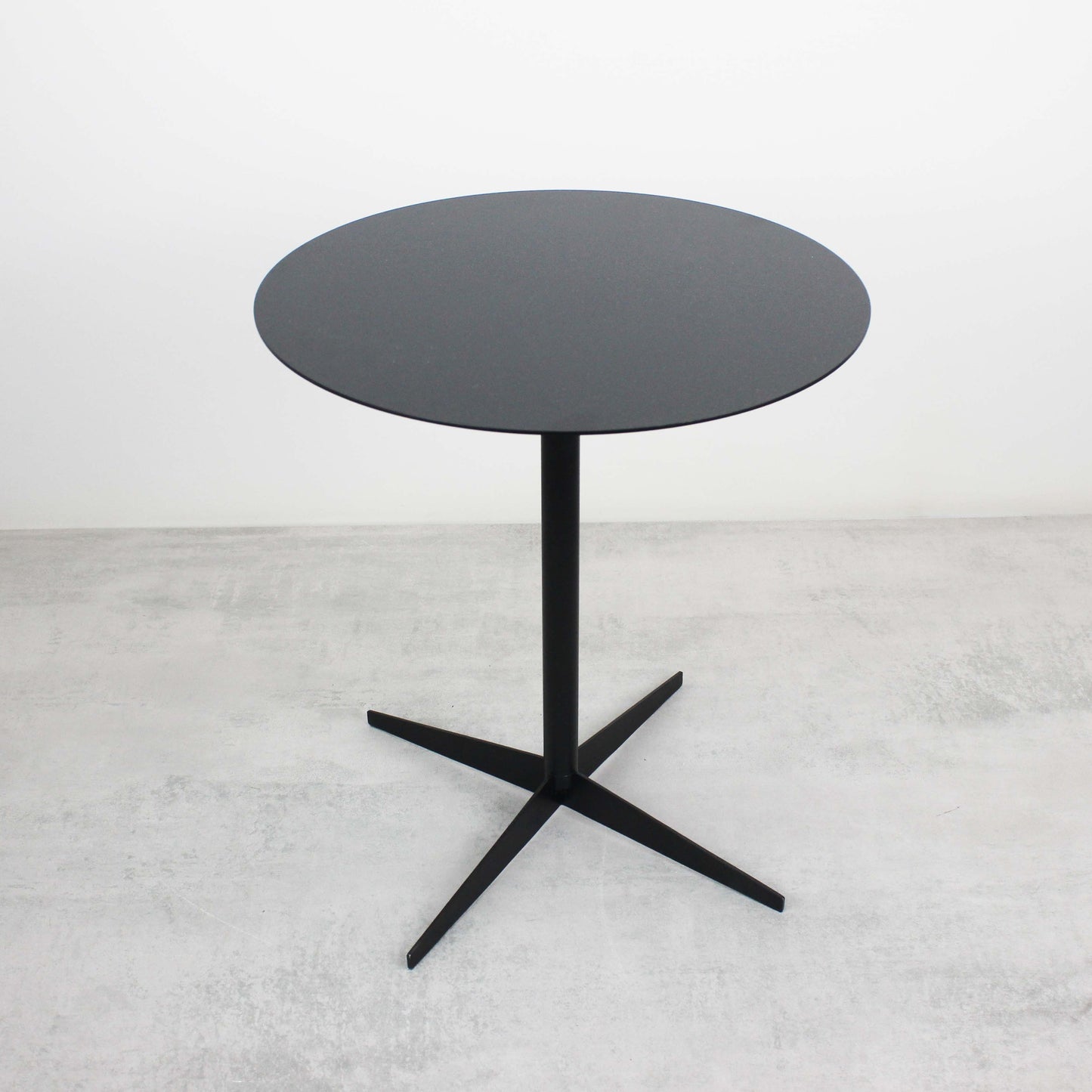 The small round table maximizes functionality in small spaces while serving as a decorative piece. Made of metal, it is strong and durable. Its minimalist design complements both modern and classic interiors. Perfect for cafes, offices, and living spaces.