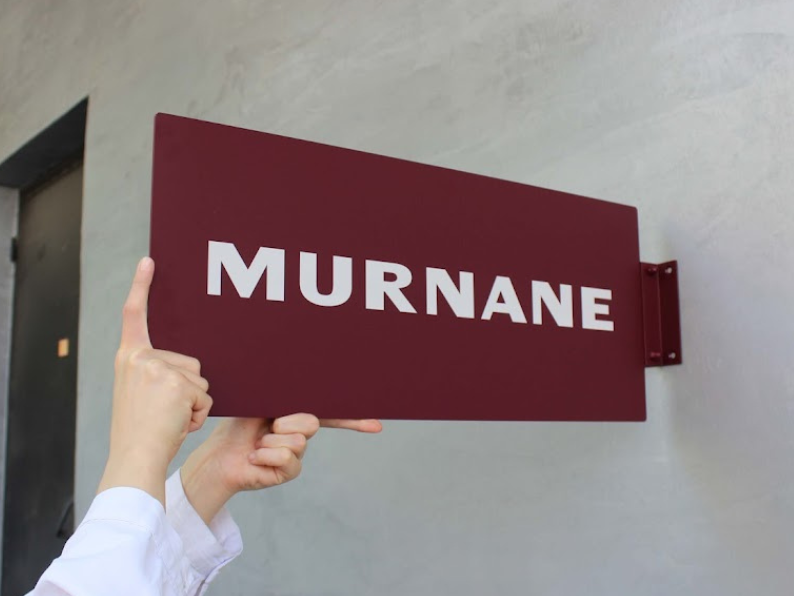 Our customizable rectangular blade sign features double-sided printing, allowing you to choose your size, color, and logo. Ideal for small businesses and eateries, this high-quality sign serves as a great promotional tool. Made from durable metal, it’s suitable for both indoor and outdoor display.