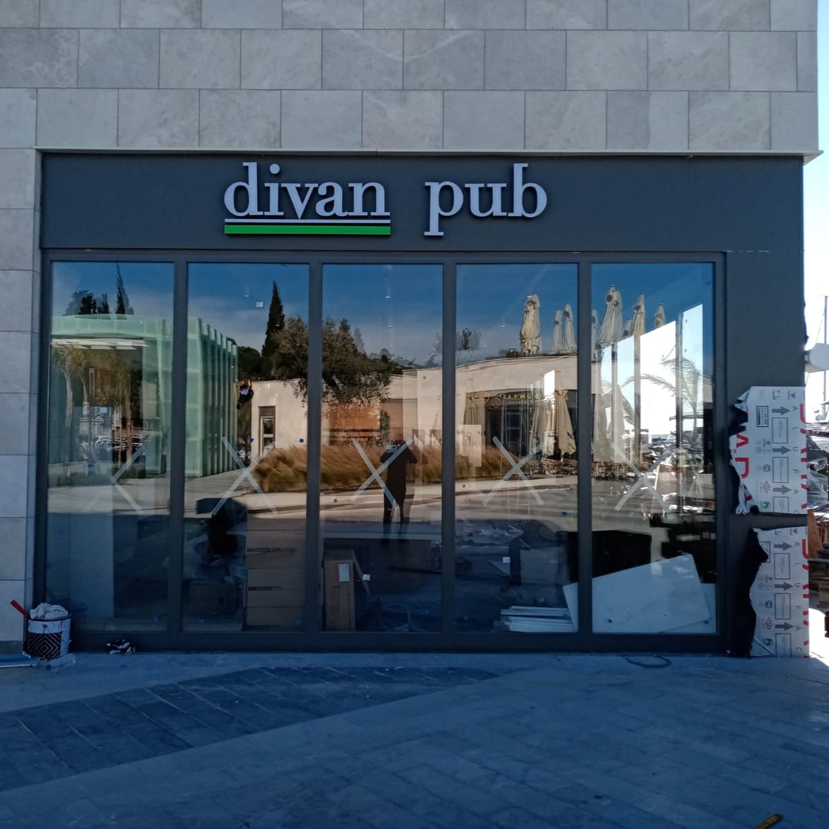 Commercial Pub & Restaurant Signs – Custom Logo, Facade Signage and Menu Stand