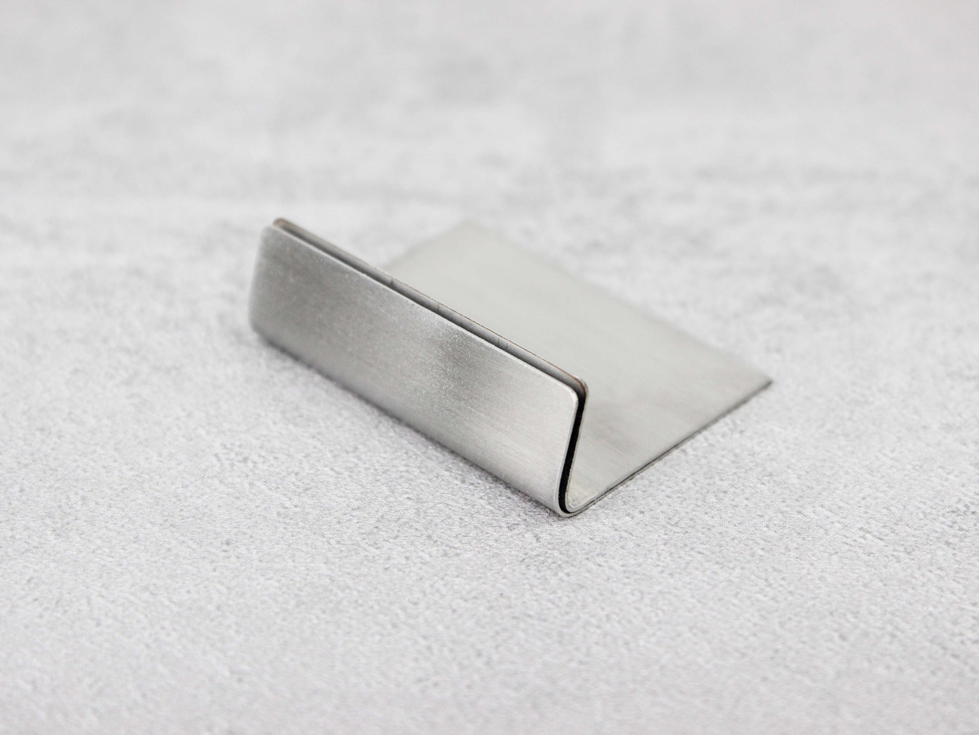 With dimensions of 4x3x1 cm, it fits easily in tight spaces. Use it to display product labels, prices, or names elegantly. Its durable construction makes it suitable for various environments, from cafés to boutique stores.

