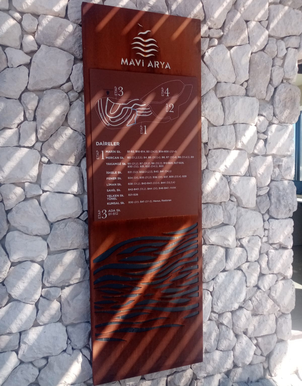 Mavi Arya product packaging against a stone wall