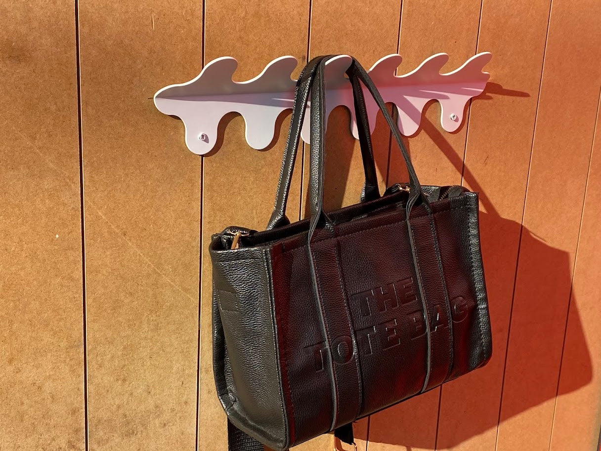 The curved hanger, with its smooth, wavy design, brings order and style to your home or office. This functional piece provides a secure place for hanging jackets, bags, or accessories, while also serving as a beautiful decorative item. Crafted from durable metal, the hanger is designed to withstand regular use, ensuring both strength and longevity without sacrificing aesthetics.


