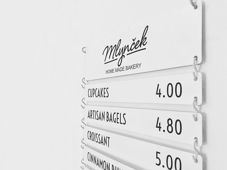Personalized printed boards are used in restaurants for menu presentation and in entertainment events for information dissemination. By enhancing visual appeal, they strengthen brand recognition and enrich the customer experience.