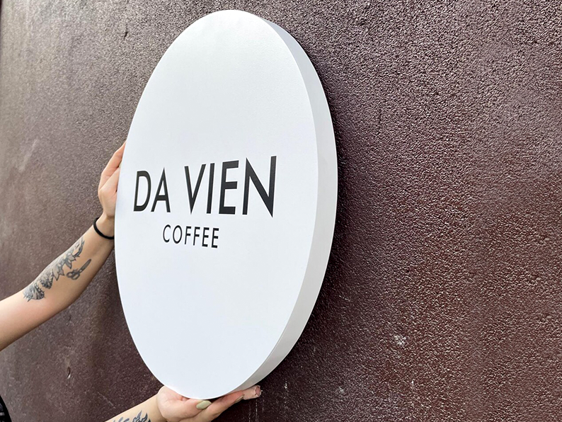 Round Signs Board: Created with various design options, this round signs board provides the perfect area to highlight your brand.

Round Cafe Sign: This specially produced round cafe sign helps create a warm atmosphere for your café.

Restaurant Sign: This restaurant sign placed at the entrance of your establishment is a great way to welcome your guests.

Printing Round Sign: A printing round sign with customized graphics makes your brand more visible and eye-catching.

wall mounted round sign
wall hanging 