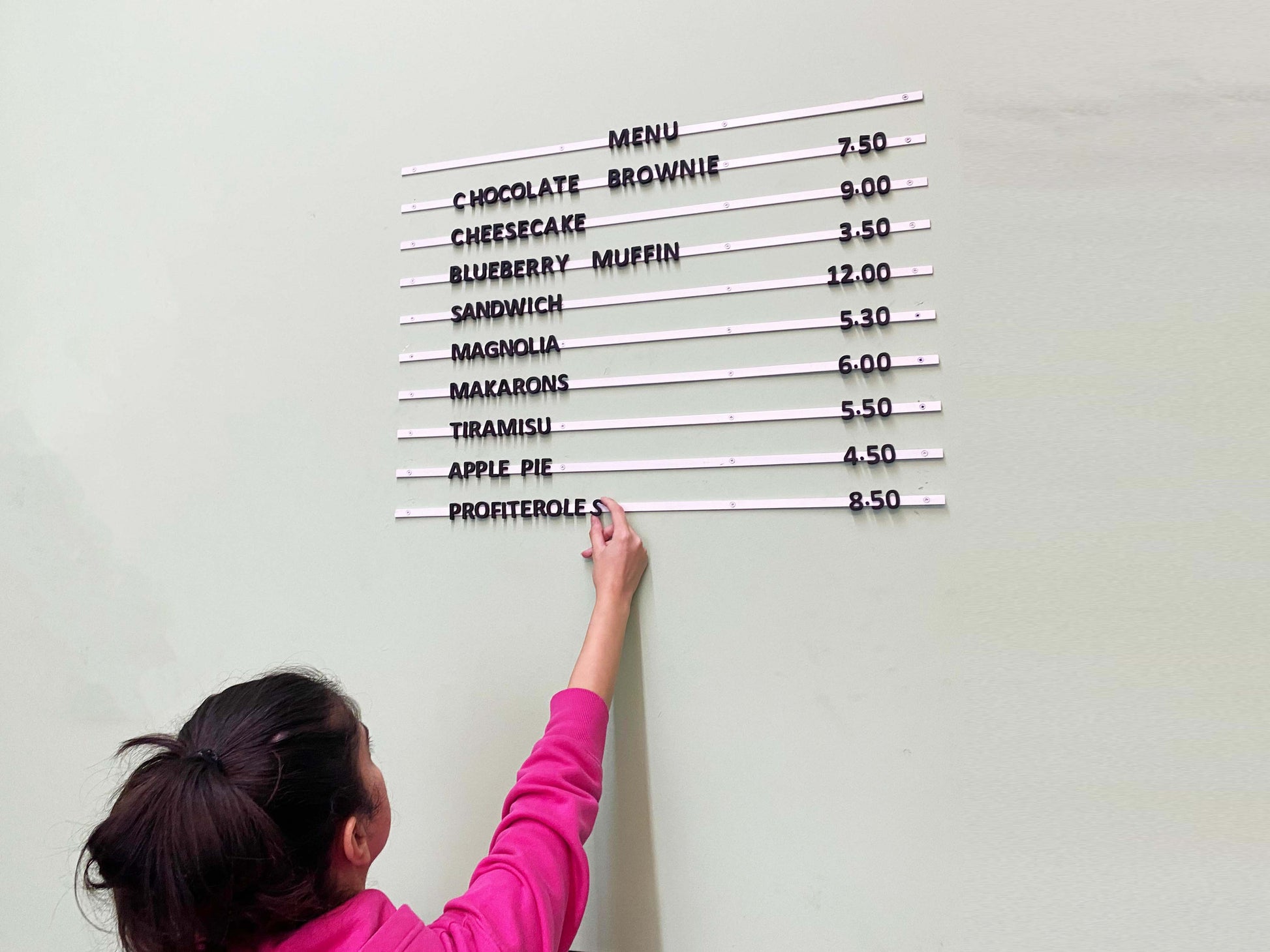 Featuring a durable powder-coated finish, the wall-mounted magnetic menu sign resists wear and rust, ensuring it looks professional for years. Whether you're updating a magnetic price display board or showcasing a detailed menu, this restaurant menu board with letters combines durability with functionality. It’s built to handle the demands of a busy café or bar.


