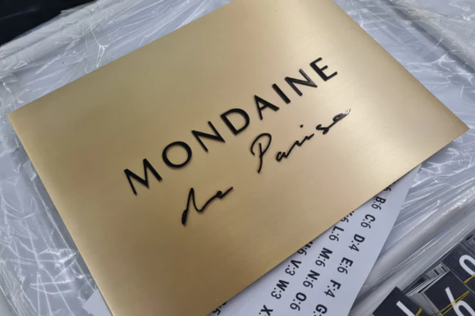 Gold card with 'Mondaine de Paris' text on a transparent background