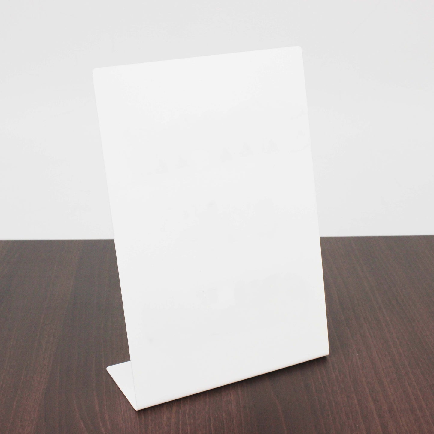 The magnetic letters sign is designed to make message updates effortless. With its 22x15 cm size and included letter set, you can display promotions, customer notices, or warnings clearly and attractively. The portable design ensures you can move it to different locations, and the durable construction makes it perfect for busy environments like cafes and restaurants.

