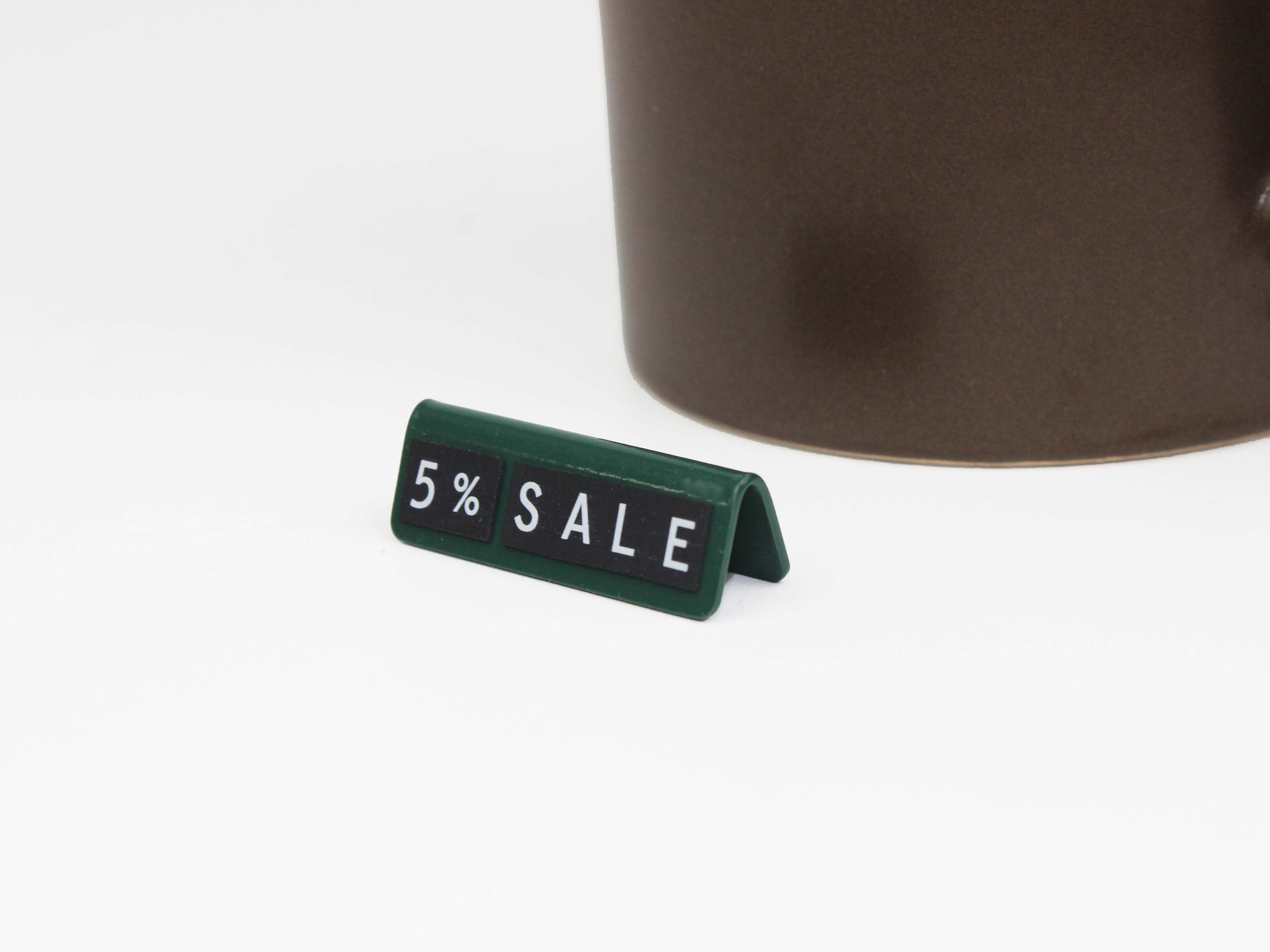 "Improve menu displays in your restaurant with magnetic pricing signs, offering a polished, professional look while being easy to modify."

"Unboxed set featuring 20 durable holders and 500 magnetic symbols for creative organization."

