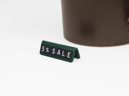 "Improve menu displays in your restaurant with magnetic pricing signs, offering a polished, professional look while being easy to modify."

"Unboxed set featuring 20 durable holders and 500 magnetic symbols for creative organization."

