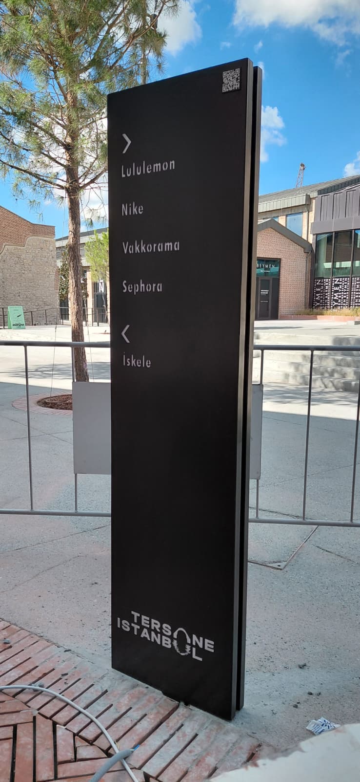 Outdoor Directional Sign – Modern Totem Design