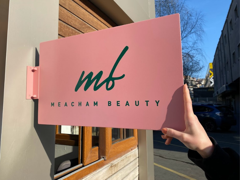 Create a personalized rectangular blade sign that showcases your brand with double-sided printing. Choose your desired size, color, and logo options. This high-quality sign is ideal for cafes, restaurants, and small businesses, and its durable metal construction makes it perfect for any setting, indoors or outdoors.