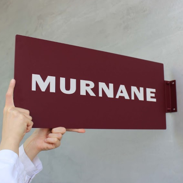 Our customizable rectangular blade sign features double-sided printing, allowing you to choose your size, color, and logo. Ideal for small businesses and eateries, this high-quality sign serves as a great promotional tool. Made from durable metal, it’s suitable for both indoor and outdoor display.