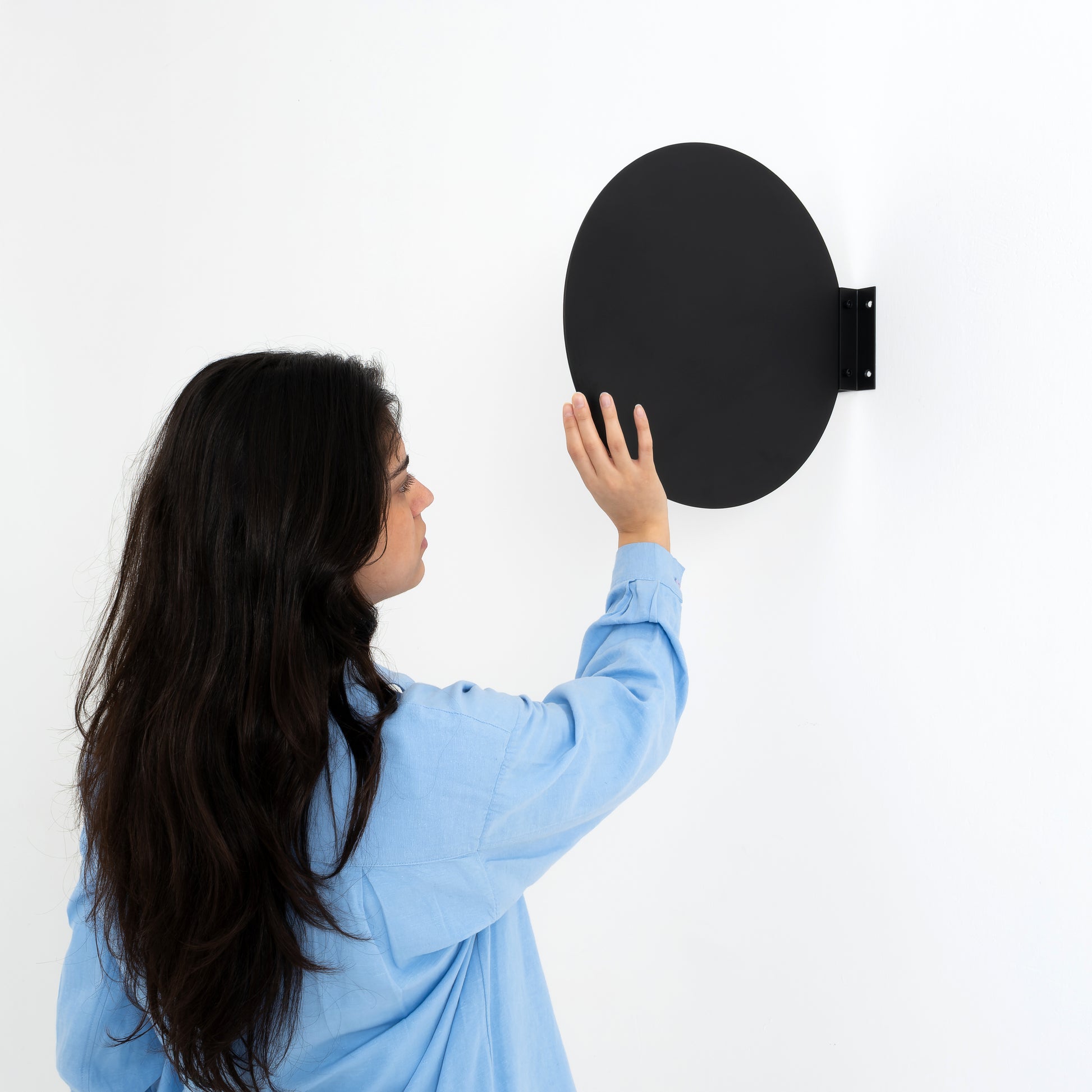 Our versatile round blade sign features double-sided printing and allows for custom sizing, color, and logo. Ideal for small businesses, 
cafes, and restaurants, this high-quality sign effectively promotes your brand. Made from durable metal, it’s designed for both indoor and outdoor applications.