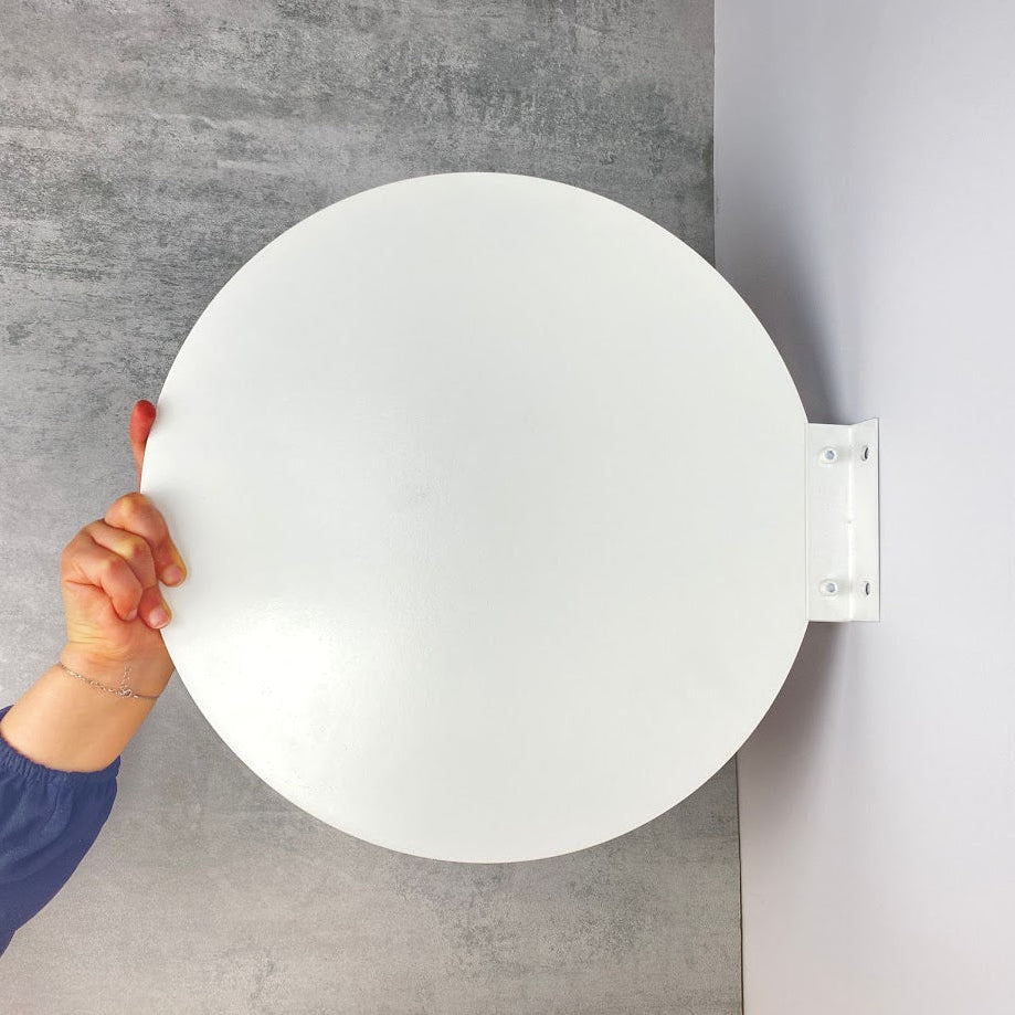 Small footprint, big impression – display your logo with our slim round sign.