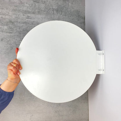 Small footprint, big impression – display your logo with our slim round sign.