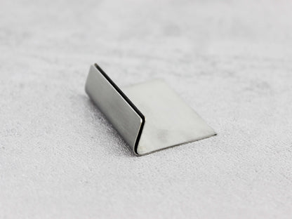 Practical and Stylish Retail Displays
Organize and elevate your retail shelves with this stainless steel card holder. Because of its minimalistic design, it blends seamlessly into modern retail environments. It’s ideal for pricing or product details.

Perfect for Versatile Use
Great for labeling ceramics, candles, or boutique items. And because of its compact size, it fits neatly into tight spaces while keeping your display clean and professional. Package includes 20 pieces.Durable and Modern for Bakeries