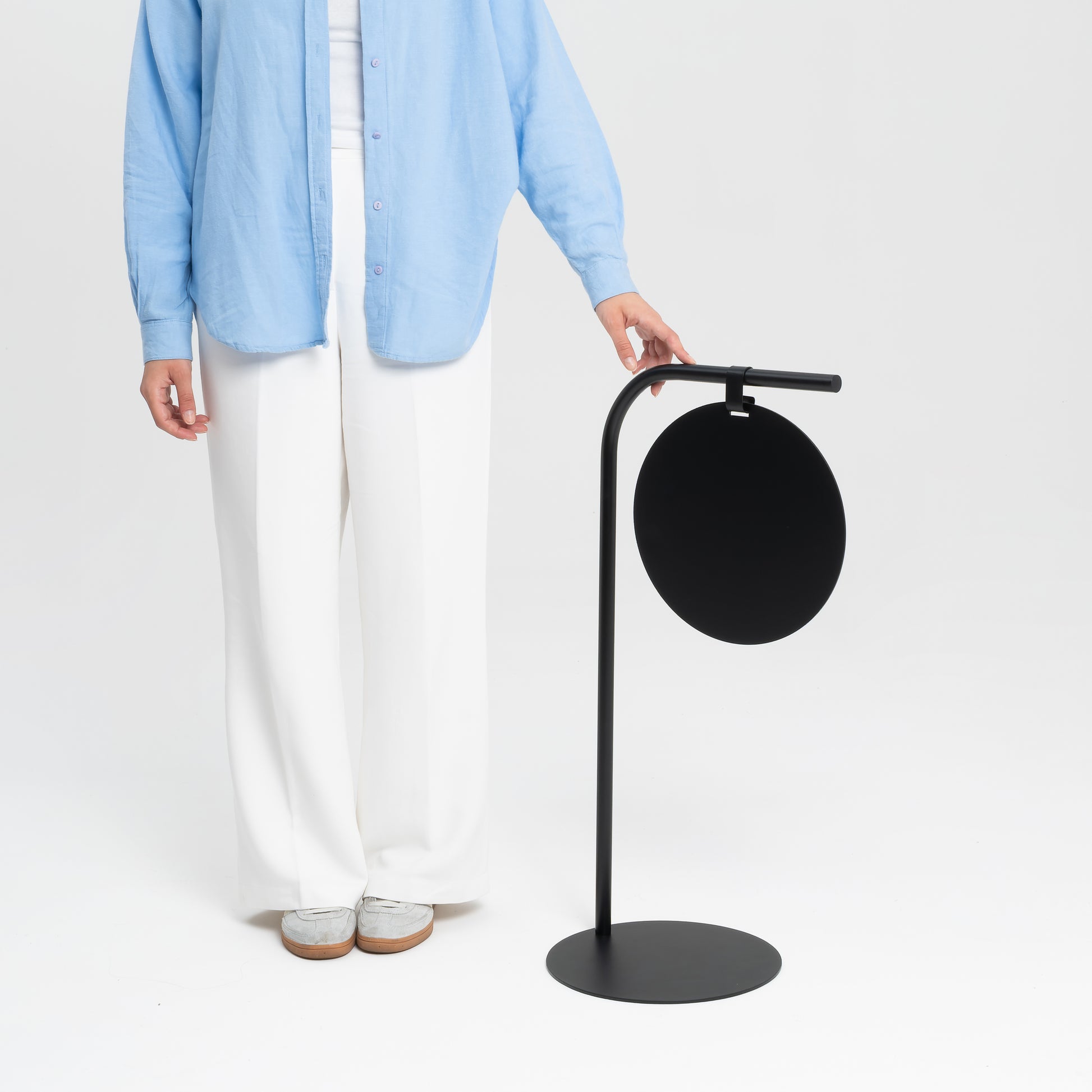 A stylish round board sign stand – perfect for cafés, boutiques, and pop-up spaces.