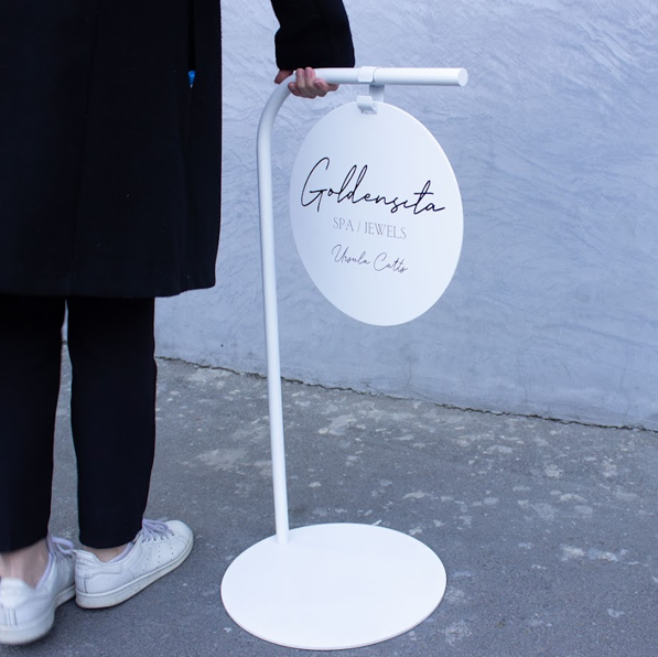 Customizable round panel sidewalk sign, ideal for cafes and small businesses. Perfect for displaying logos, special offers, or branding with durable materials for outdoor use.