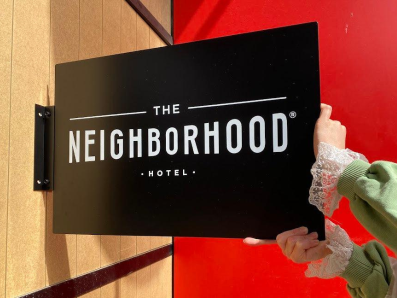Design a bespoke rectangular blade sign with double-sided printing and options for personalized size, color, and logo. Ideal for small businesses, restaurants, and cafes, this durable metal sign is perfect for promoting your brand in any environment, whether indoors or outdoors.
