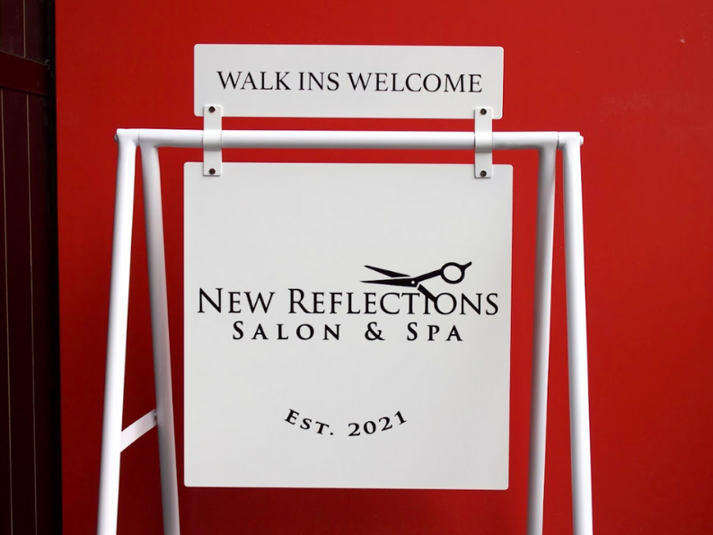 Blank or printed A-frame sidewalk sign is an ideal advertising tool for shops and cafes. It can be used both indoors and outdoors, offering a flexible solution for menu and promotion announcements. Recognized by the keywords ‘small business sign’ and ‘cafe sign.’