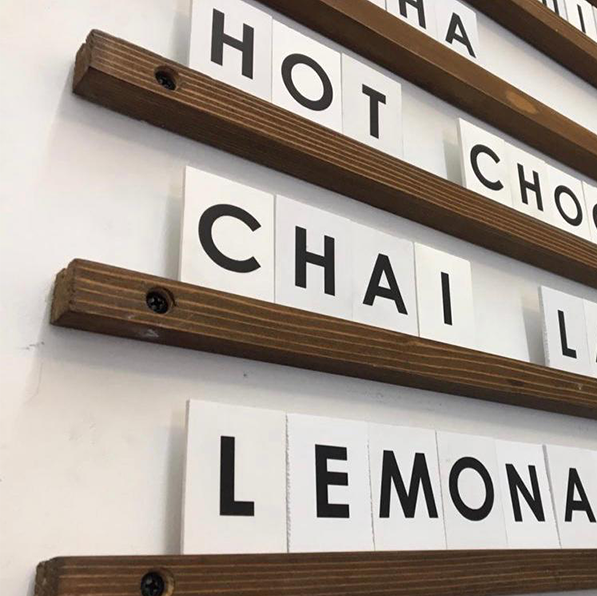 Customizable Letters: You can personalize your menu with letters in various fonts and styles, reflecting your brand identity.

Suitable for Indoor and Outdoor Use: Designed for versatility, these rails can be used in both indoor and outdoor settings.

