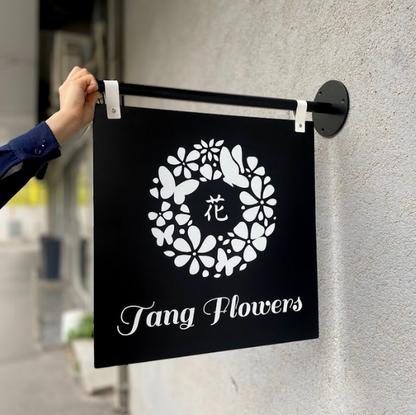 Our flag signs are designed with eye-catching graphics to highlight your brand. From cafés to retail stores and events, they can be used in a variety of settings. The double-sided printing option provides an effective visual impact from all angles. Made from long-lasting materials, these flags combine aesthetic appeal with durability.
