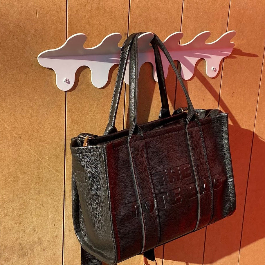 The curved hanger, with its smooth, wavy design, brings order and style to your home or office. This functional piece provides a secure place for hanging jackets, bags, or accessories, while also serving as a beautiful decorative item. Crafted from durable metal, the hanger is designed to withstand regular use, ensuring both strength and longevity without sacrificing aesthetics.

