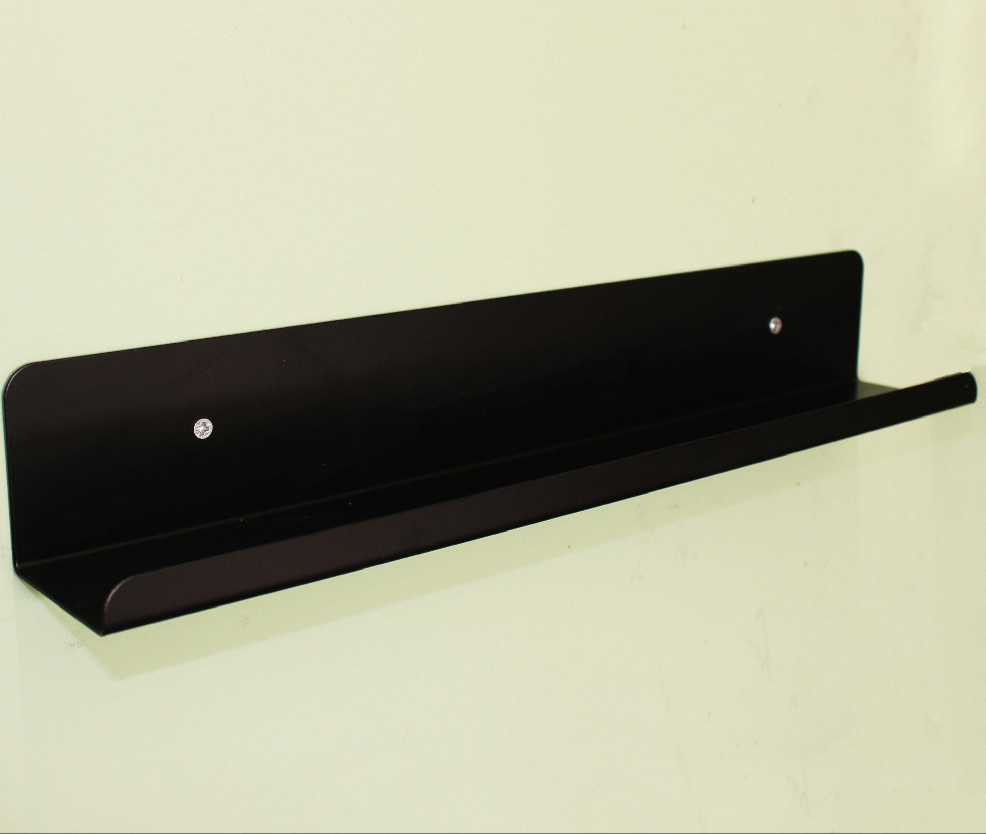 Our wall-mounted metal shelves offer a stylish, sturdy, and customizable storage solution. Available in various sizes and colors, these shelves easily complement your room’s design while saving space. Perfect for kitchens, offices, and cafés, they allow you to organize your essentials neatly and elegantly. These shelves are made for durability, making them ideal for long-term use.

