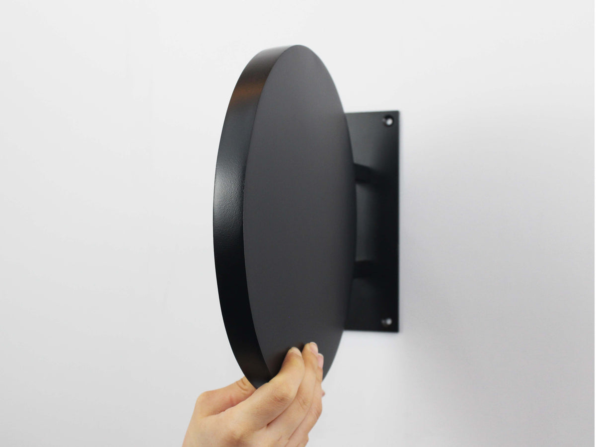 Side view showing the thick edge of the blank black round blade sign