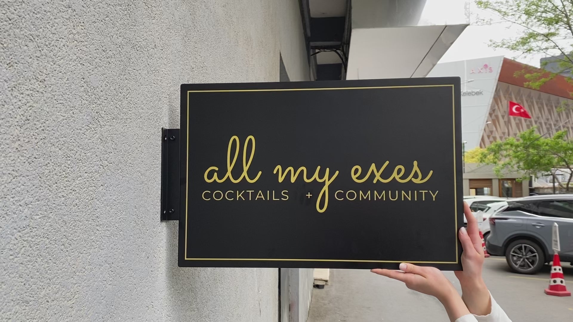 Create a personalized rectangular blade sign that showcases your brand with double-sided printing. Choose your desired size, color, and logo options. This high-quality sign is ideal for cafes, restaurants, and small businesses, and its durable metal construction makes it perfect for any setting, indoors or outdoors.
